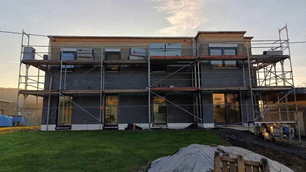 Wohnhaus mit großen Fensterflächen über zwei Geschosse