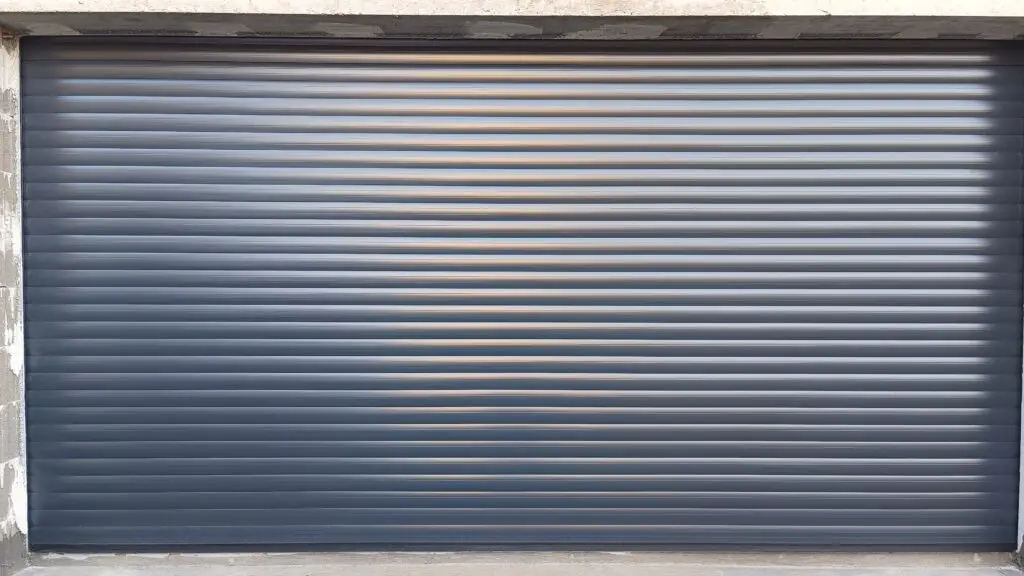 Rolltor in Anthrazit an einer Garage