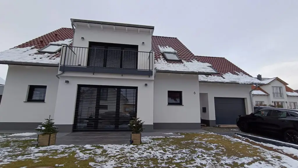 Wohnhaus mit anthrazitfarbenem Sektionaltor