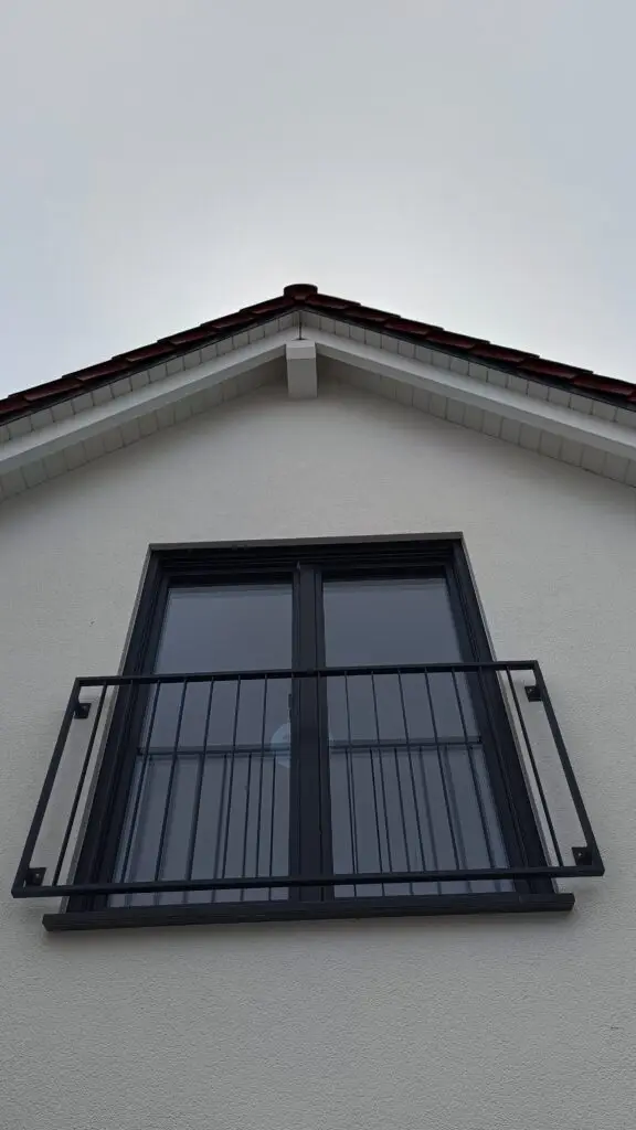 Giebelfenster mit französischem Balkon und dunklem Rahmen