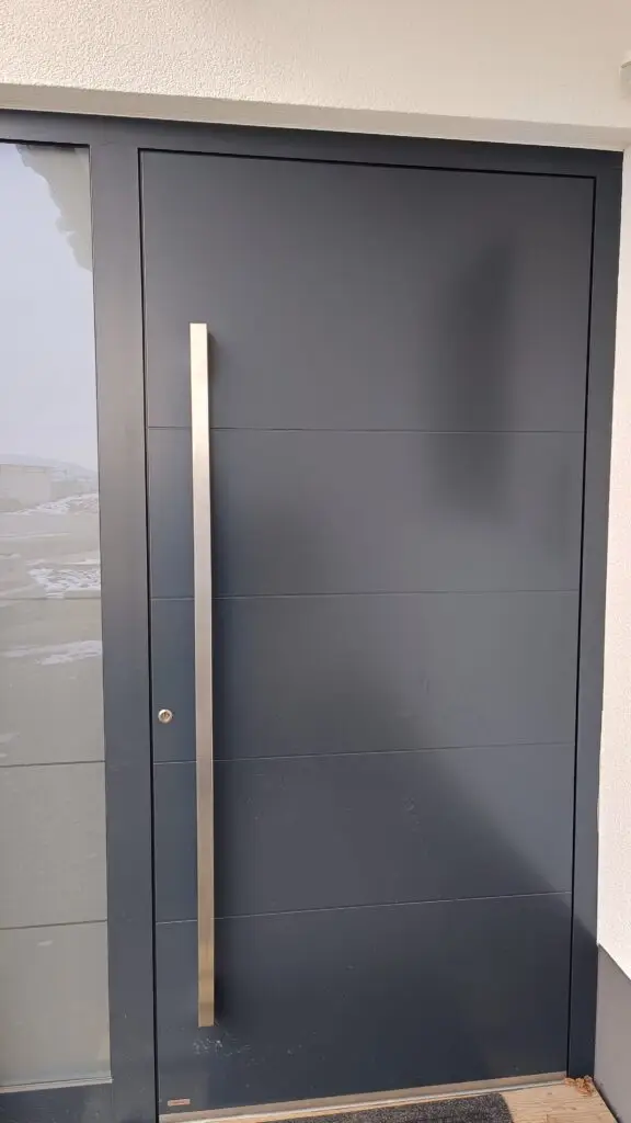 Haustür mit durchgehender Griffstange aus Edelstahl