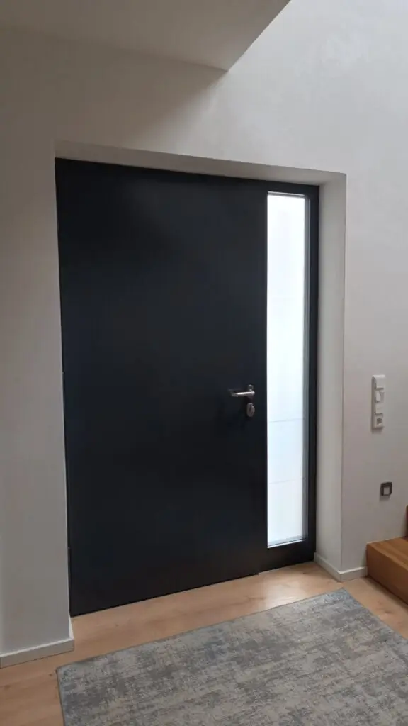 Haustür von innen mit Seitenteil und Tageslicht im Flur